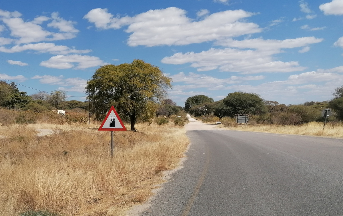 Übergang von der Asphaltstraße zur Sandpiste.