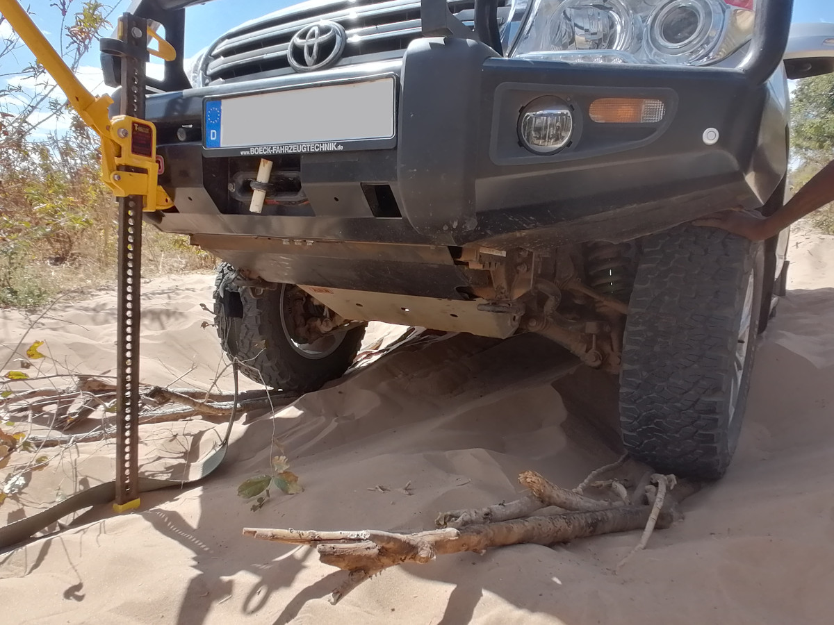 Ein ganzer Busch unter den Vorderrädern.