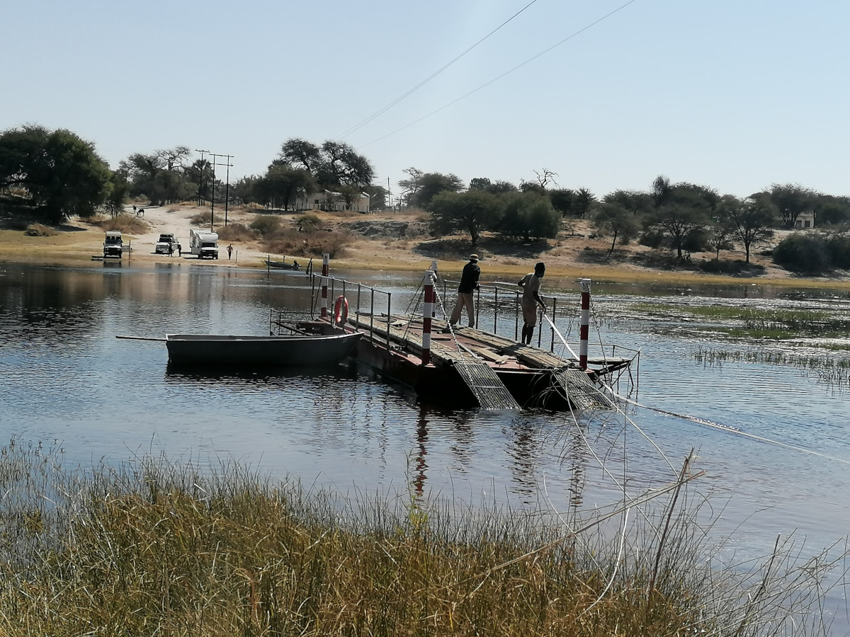 Floß über den Boteti.