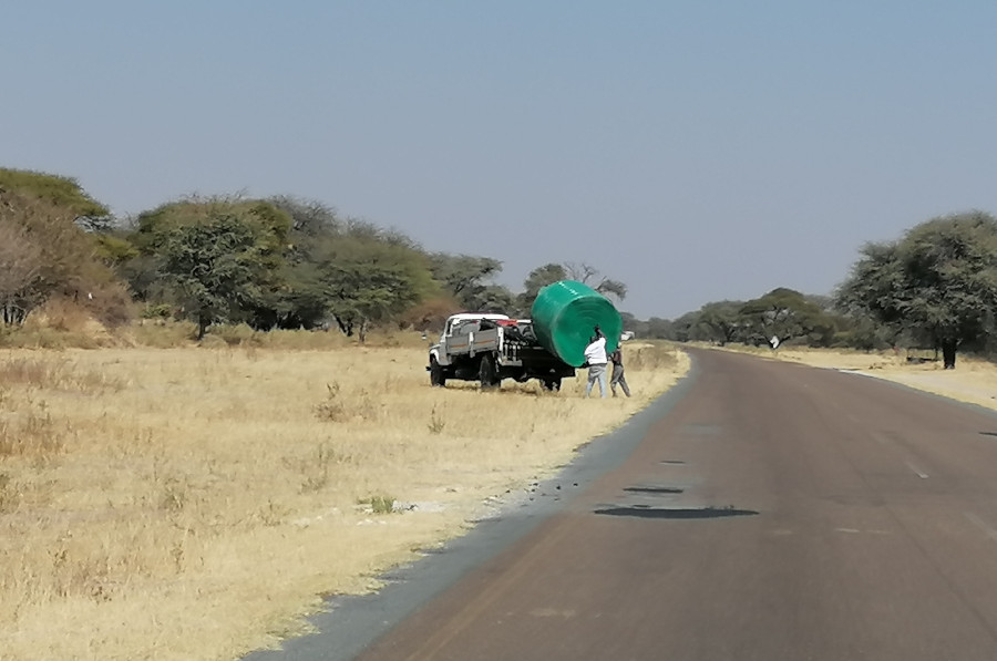 Transport eines Wassertanks ohne Ladungssicherung.