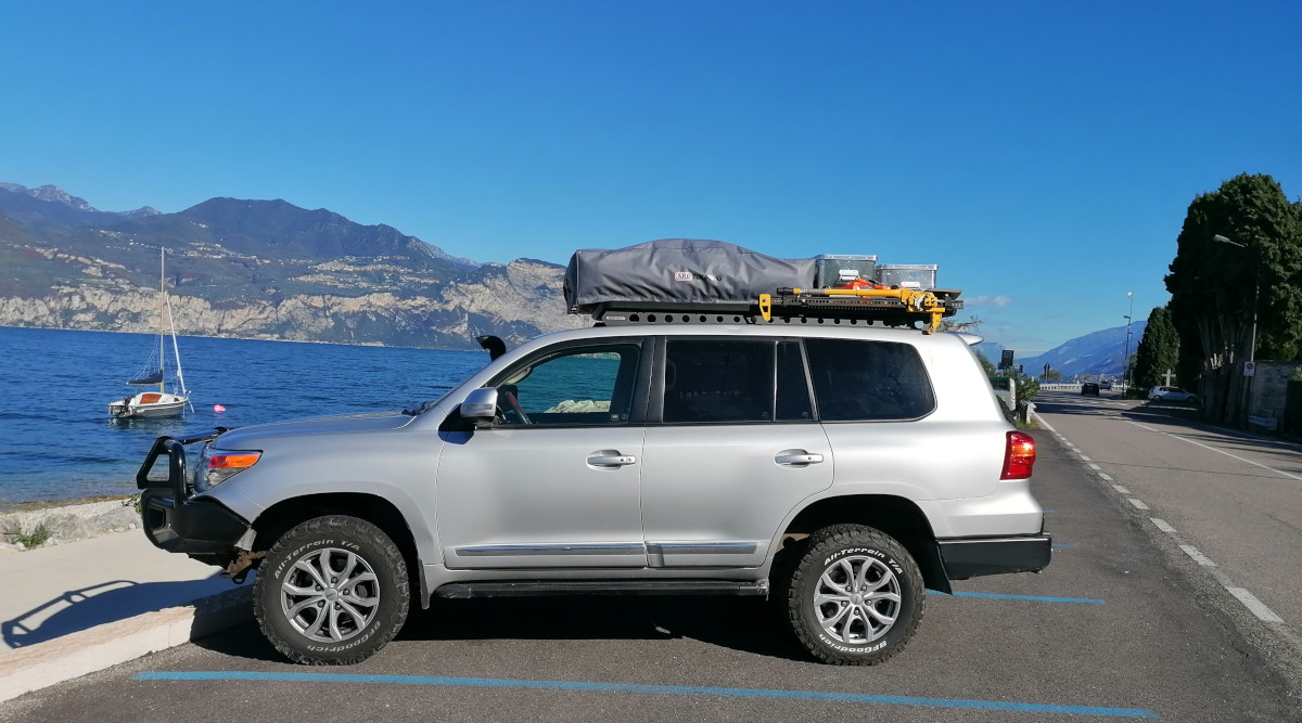 Rony vollständig gepackt am Gardasee.