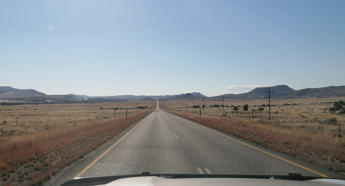Eine dieser endlos geradeaus führenden Straßen.