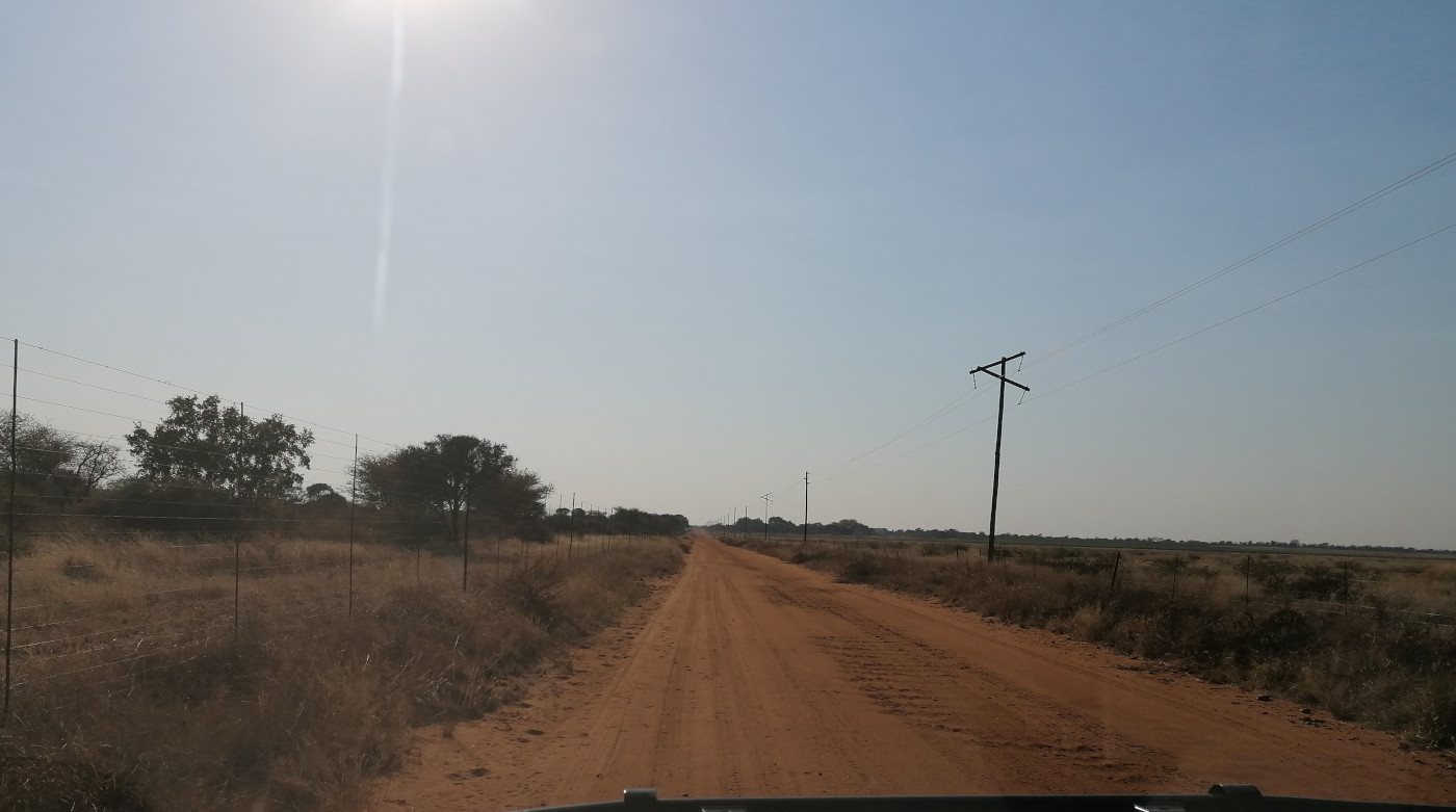Weg zum gebuchten Camp bei Sonnenlicht.