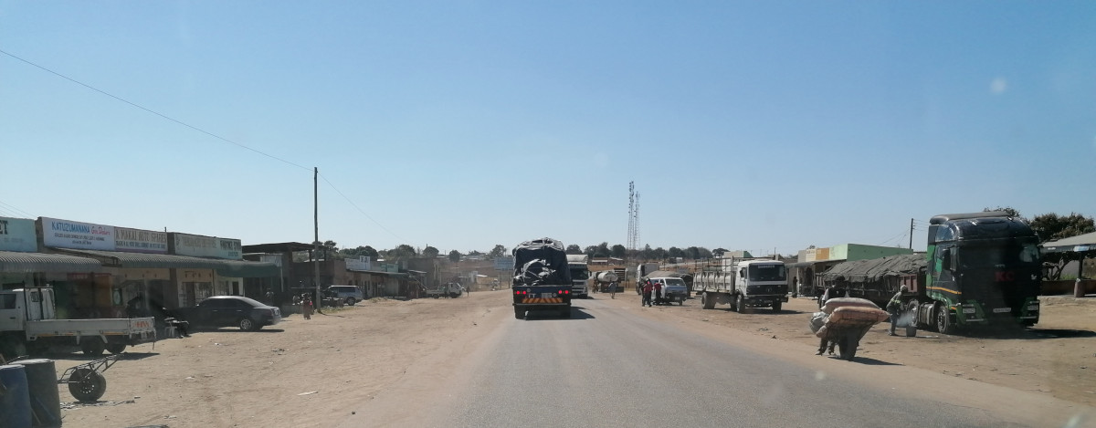 Es sind viele Lastwagen unterwegs.