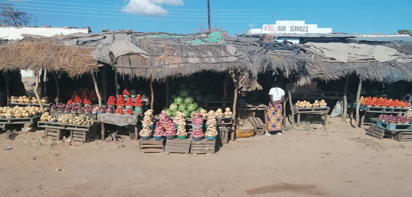 Verkaufsstände am Straßenrand.
