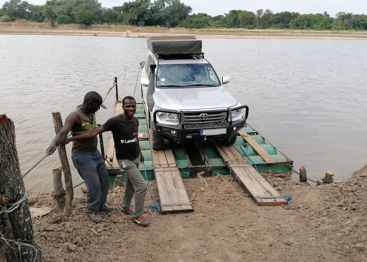 Am gegenüberliegenden Ufer.