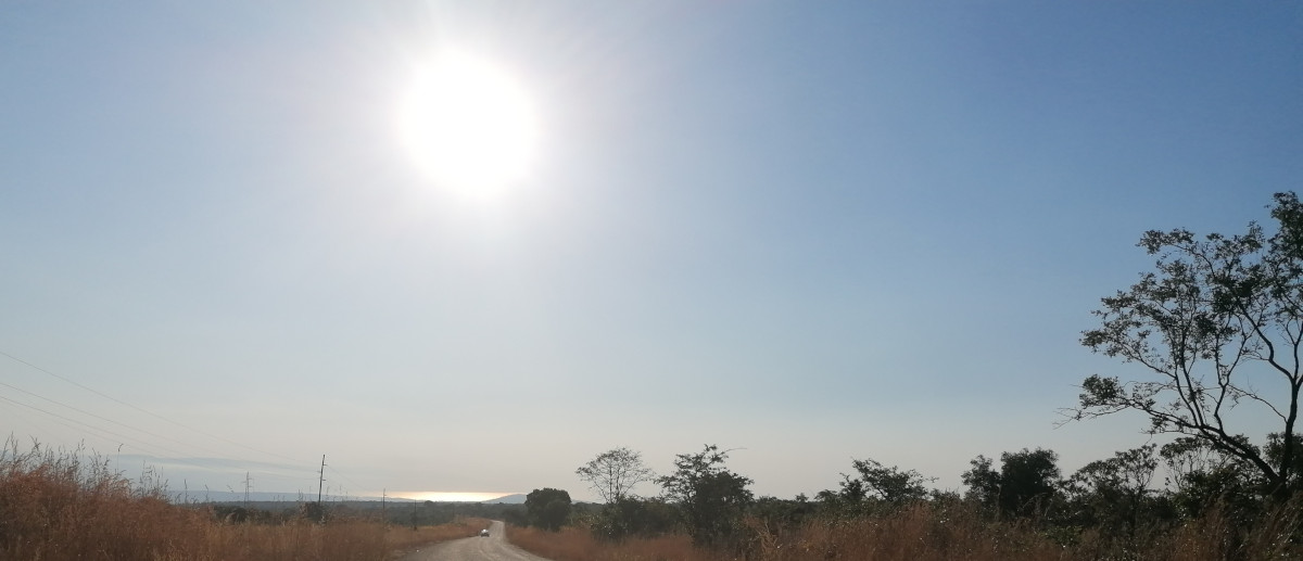 Der spiegelnde See in einiger Entfernung.