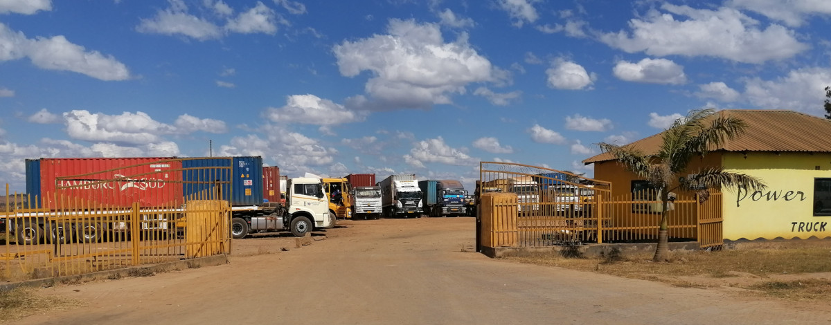 Auf den Grenzübergang wartende Lastwagen in einem der vielen Höfe.