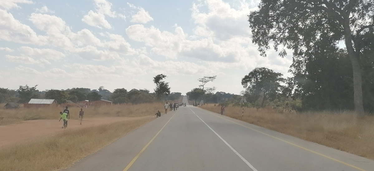 Typische Straßenszene in der Nähe von Dörfern.