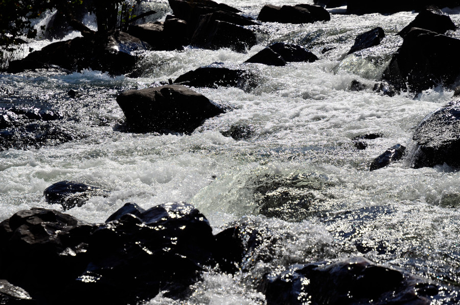 Wasserspiele an den Kayela Stromschnellen.