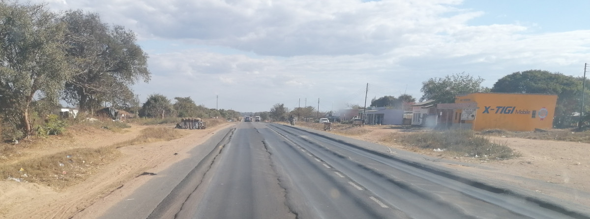 Tiefe Spurrillen auf einem Streckenabschnitt.