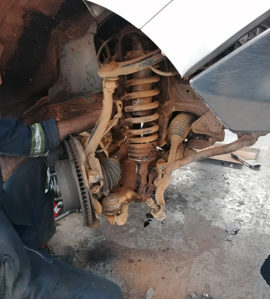 Beim Ausbau des beschädigten Stoßdämpfers.