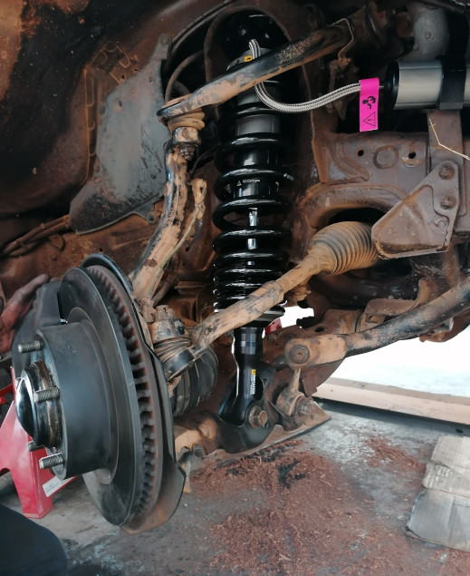 Nach dem Einbau des neuen Stoßdämpfers.