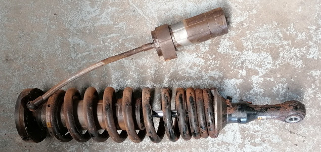 Der beschädigte Stoßdämpfer nach dem Ausbau.