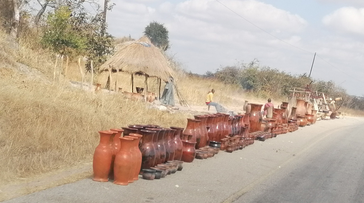 Verkauf von Keramikwaren entlang der Route. 
