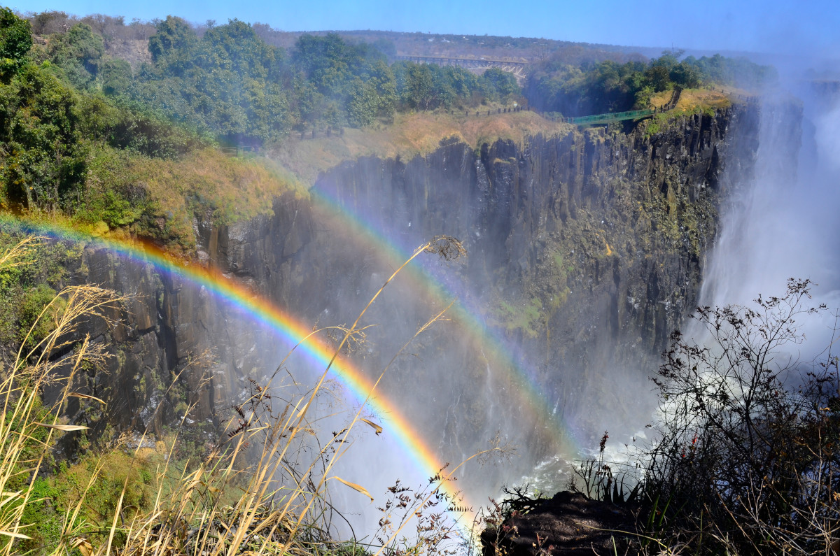 Doppelter Regenbogen an den Victoriafällen.