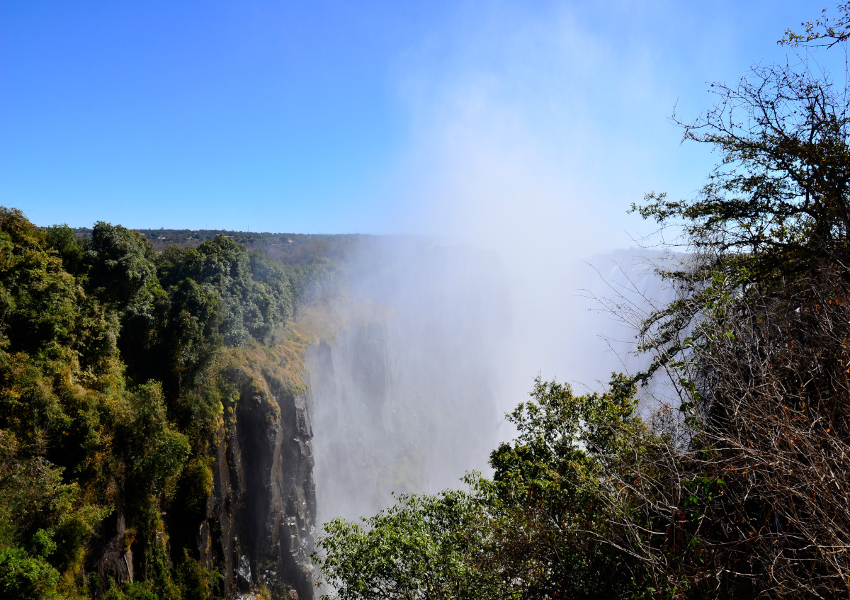 Dichte Nebelschwaden versperren die Sicht auf die Wasserfälle.