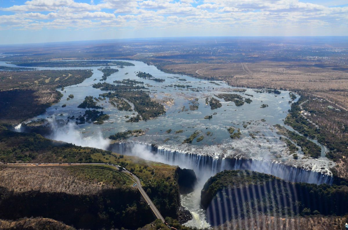 Die Victoriafälle mit dem Oberlauf des Sambesis.