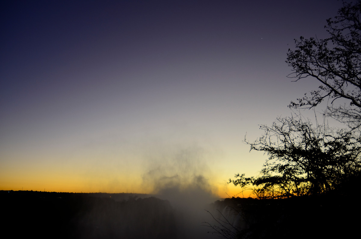 Abenddämmerung an den Victoriafällen.