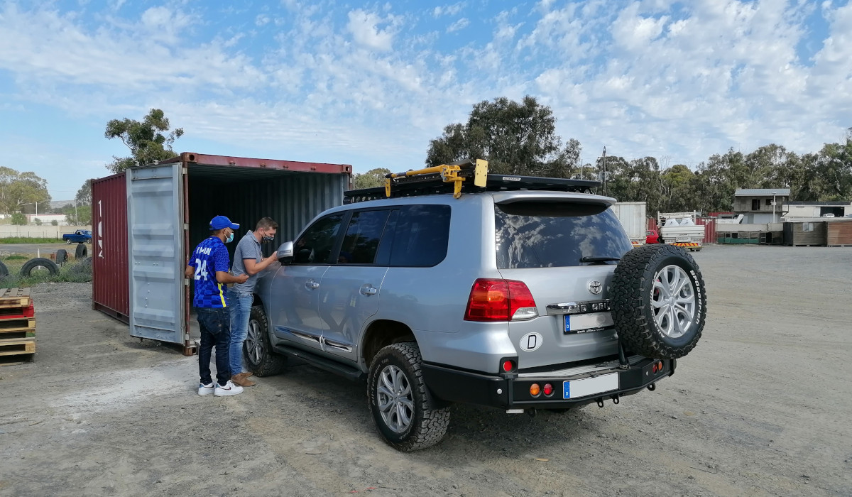 Der Zoll prüft die Fahrgestellnummer