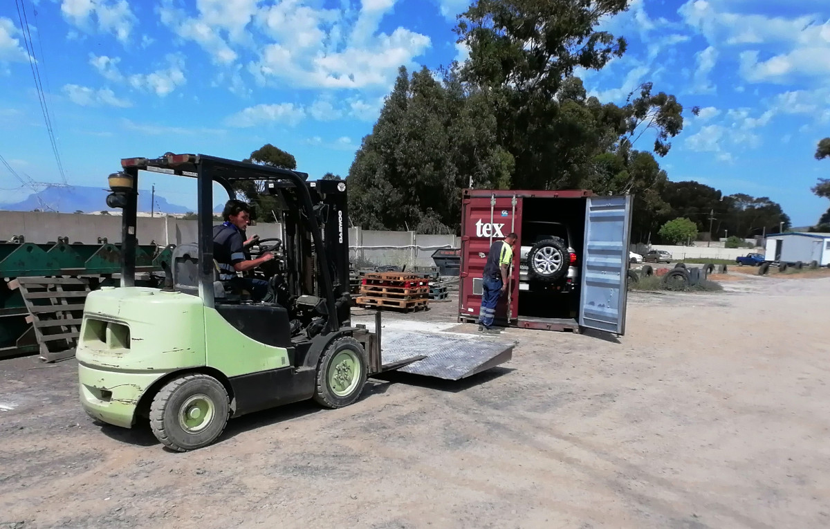 Rony ist verpackt und der Container wird geschlossen.