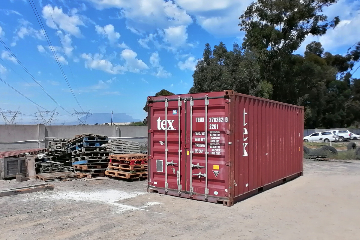 Ronys Container mit dem Tafelberg im Hintergrund.