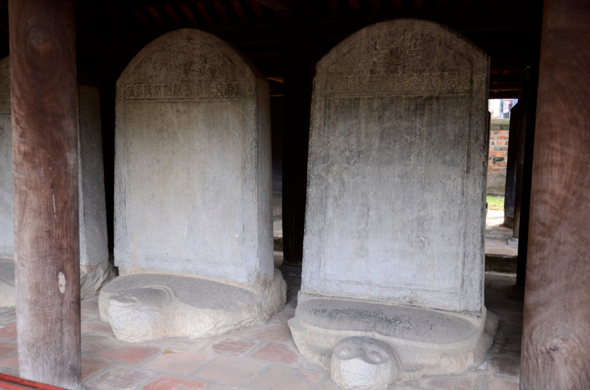 Steinstelen auf Schildkröten mit Details der Prüfungen und allen Absolventen