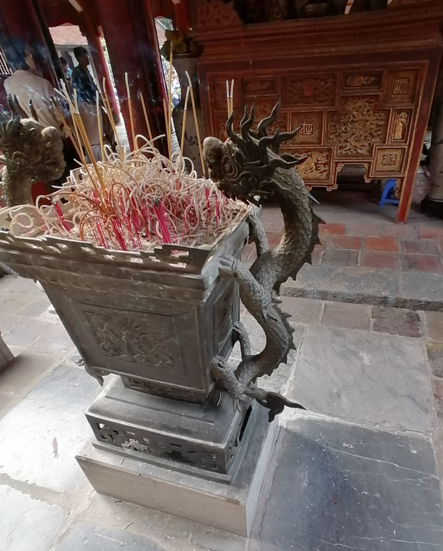 Verzierung eines Behälters zum Abbrennen von Räucherstäbchen