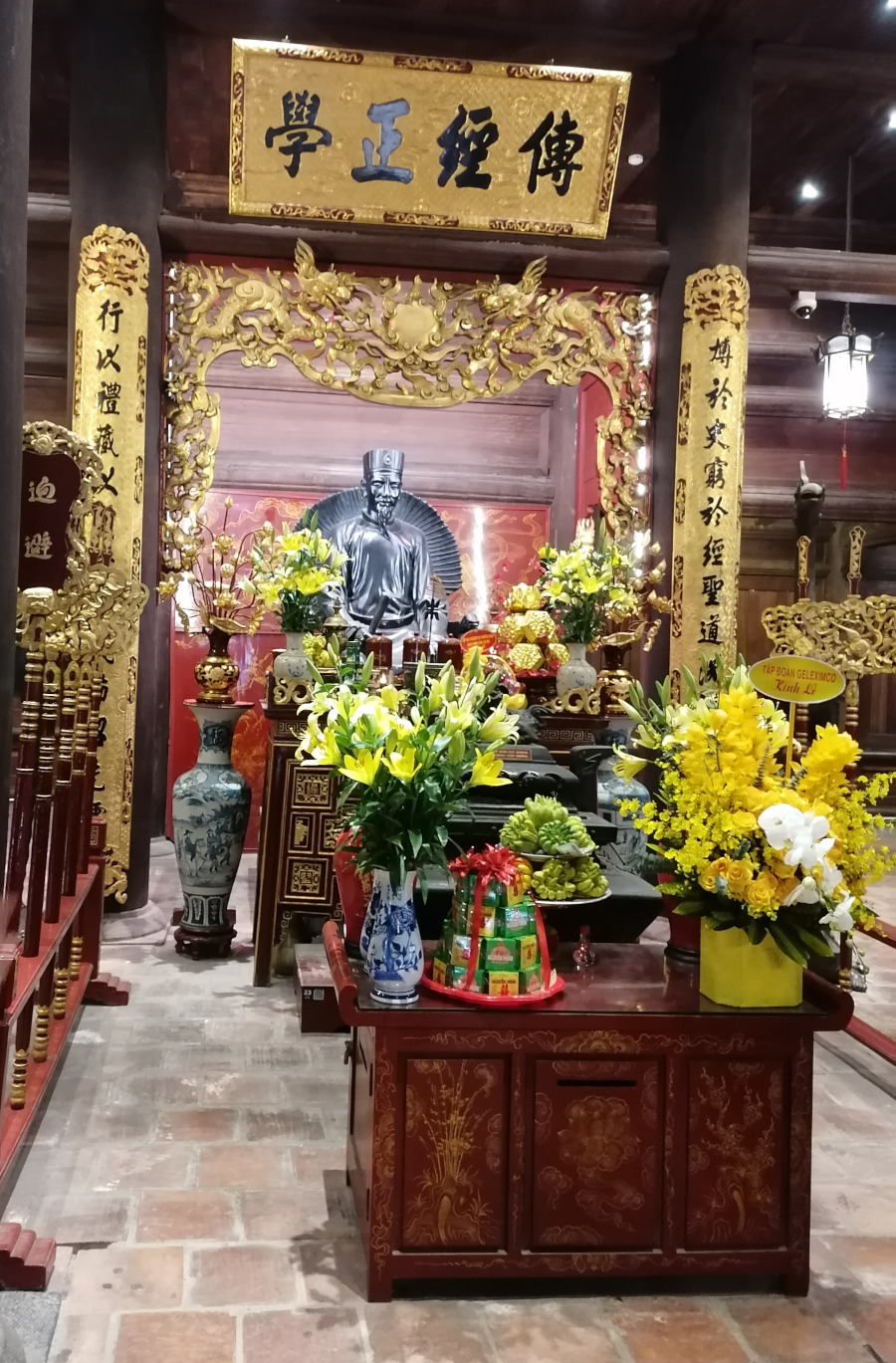 Einer der Altäre überschrieben mit "Chinesische Medizin"