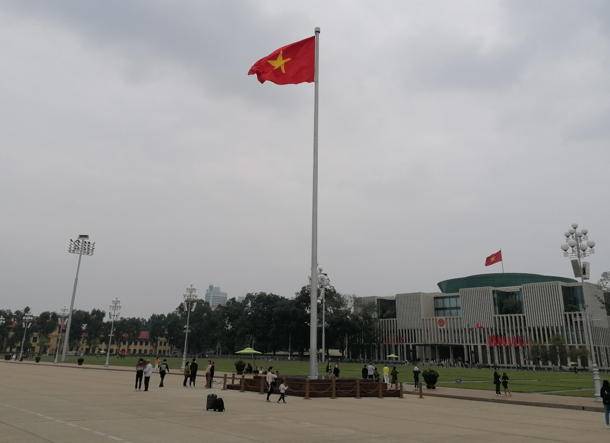 Die vietnamesische Flagge vor dem Parlament