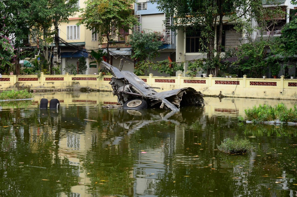 Überreste eines B-52 Bombers mitten in Hanoi