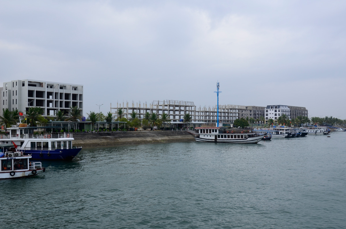 Einige brachliegende Baustellen am Hafen
