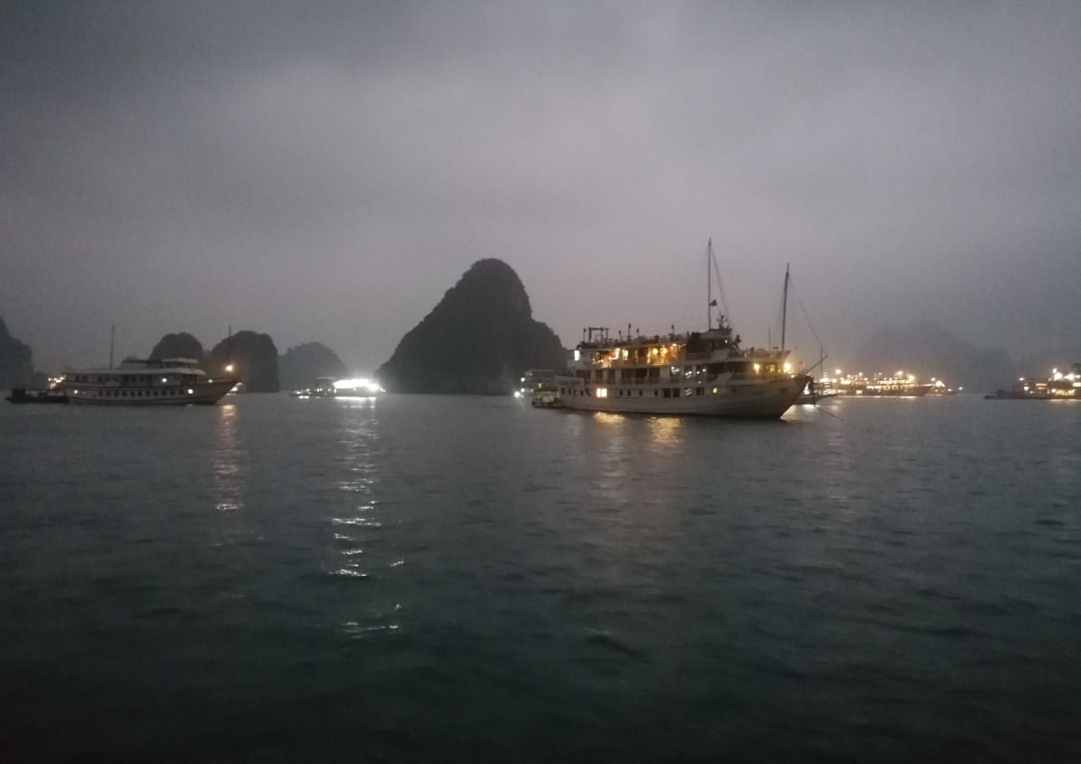 Die Halong-Bucht bei Nacht