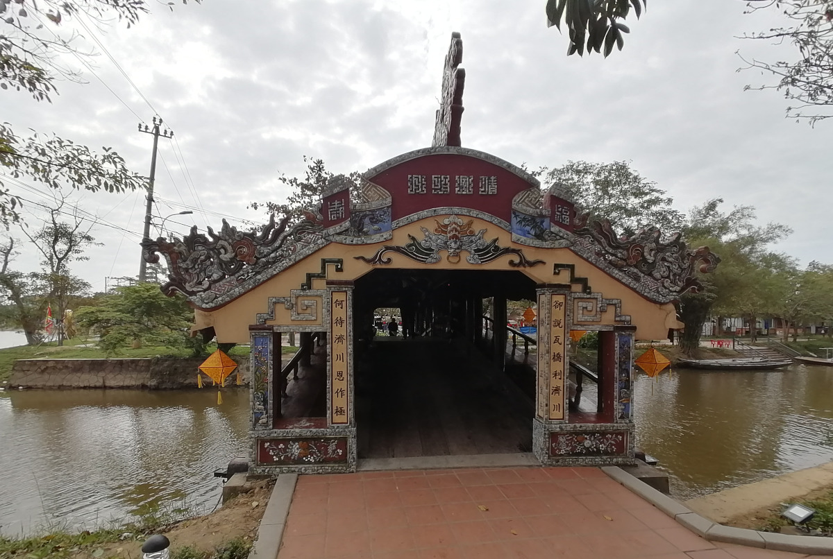 Die überdachte Brücke