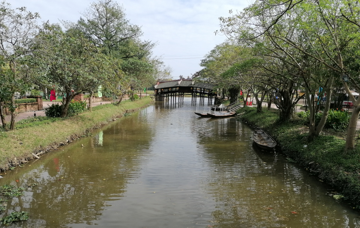 Die überdachte Brücke von Weitem