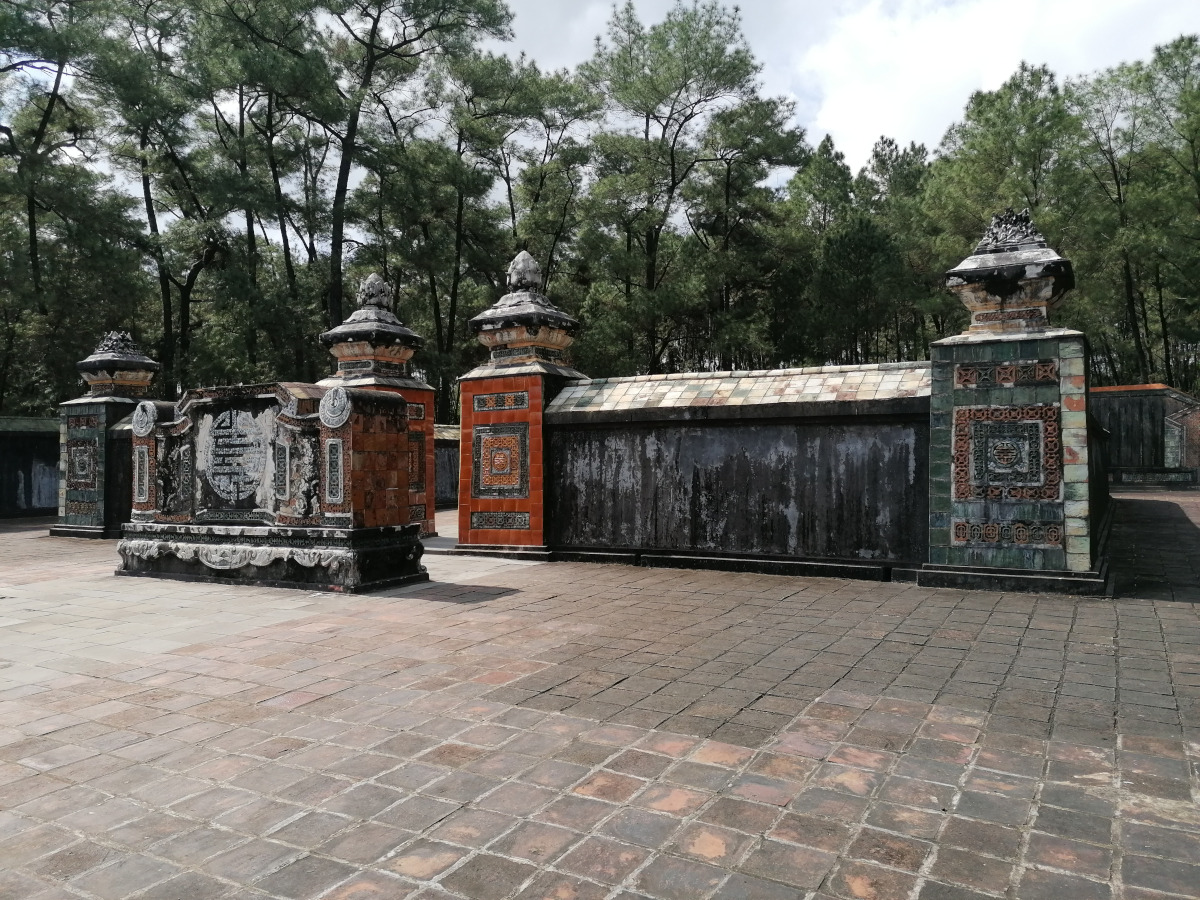 Der ummauerte Grabbereich