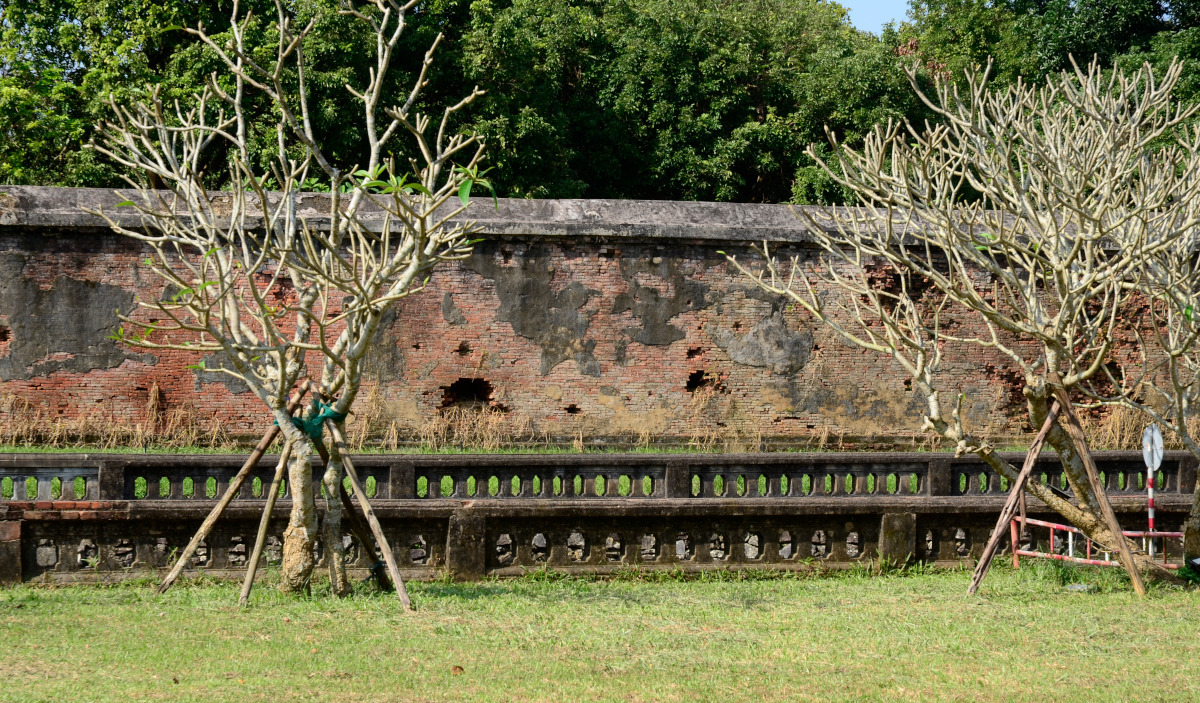 Einschußlöcher in der Stadtmauer