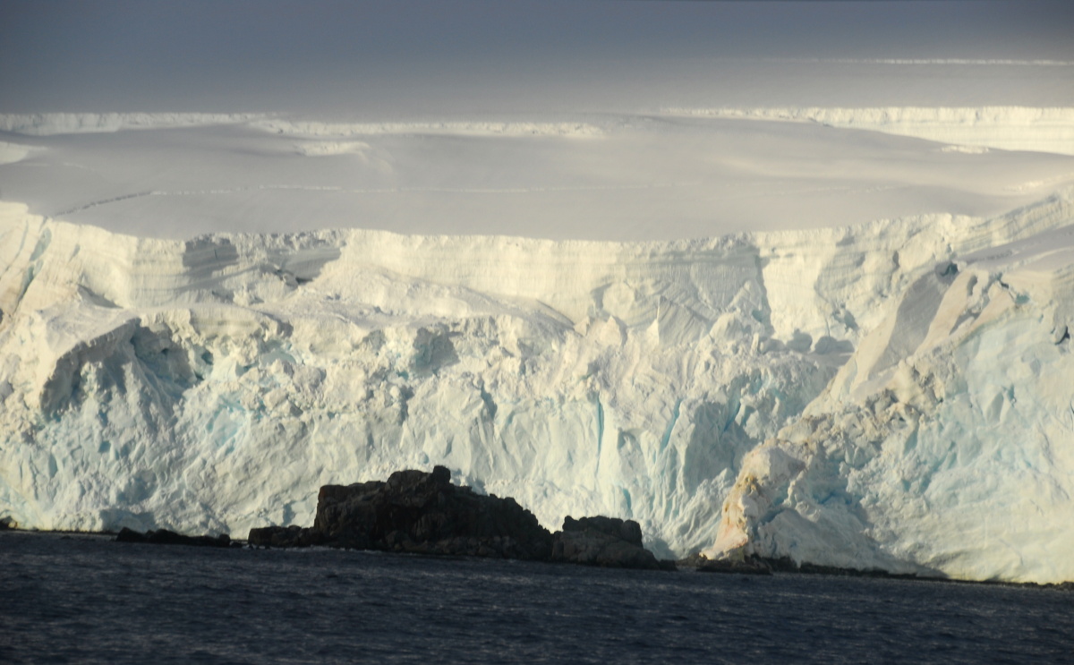 Eisberge in der Abendsonne.
