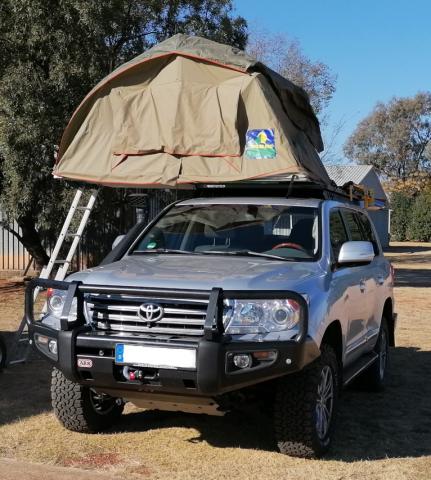 Und mit offenem Dachzelt.